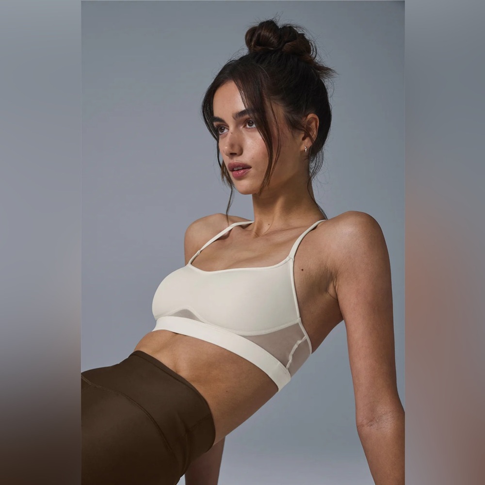 Alo Yoga Molded engage bra in ivory